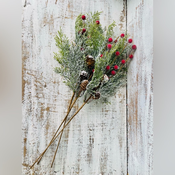 *Snowy Cypress & Sugar Berry Spray - Picture 5 of 11